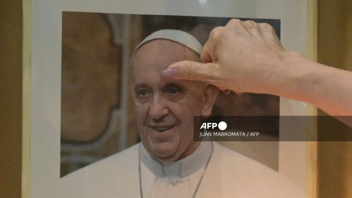 Apuestas y oraciones: la dualidad frente a la salud del Papa Francisco.