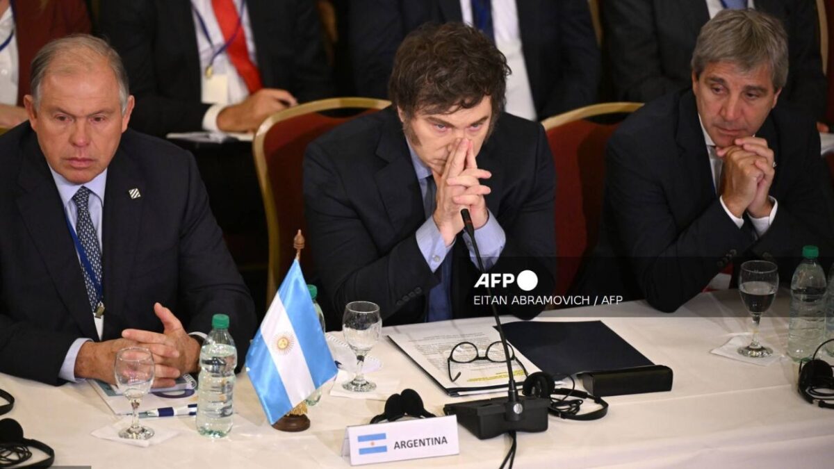 Argentina solicitó al Fondo Monetario Internacional (FMI) un nuevo préstamo por 20 mil millones de dólares, anunció el ministro de Economía.