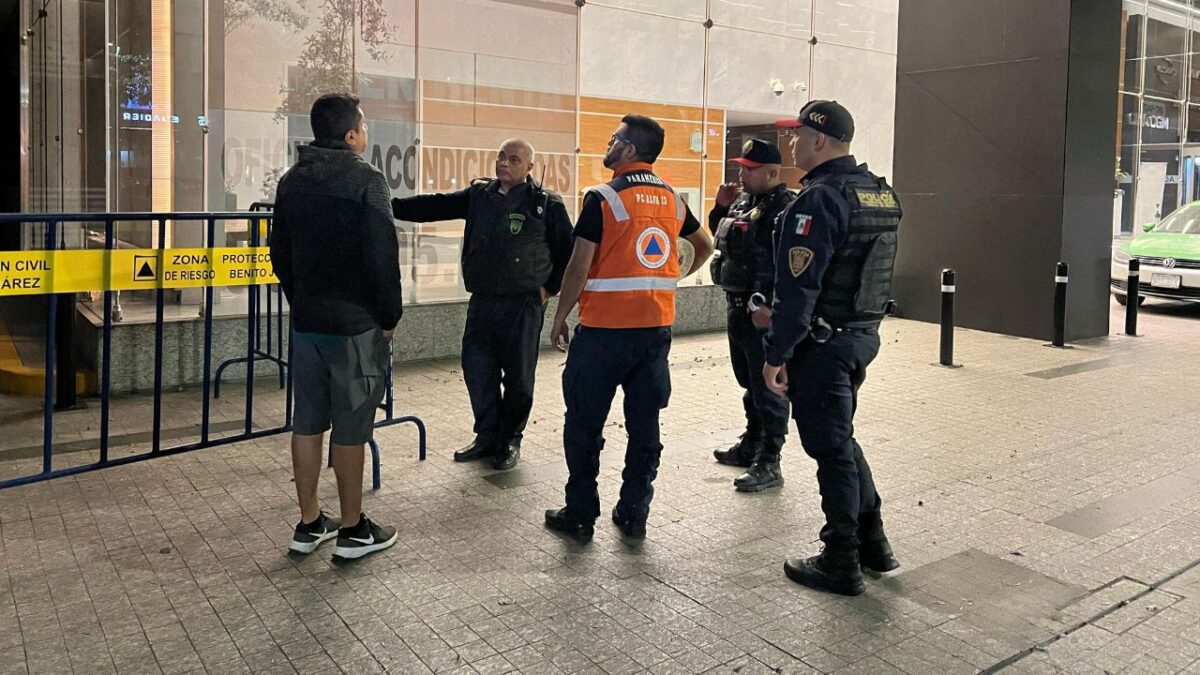 Autoridades aseguraron un edificio en Avenida Insurgentes tras la caída de un cristal desde el piso 21 del inmueble.
