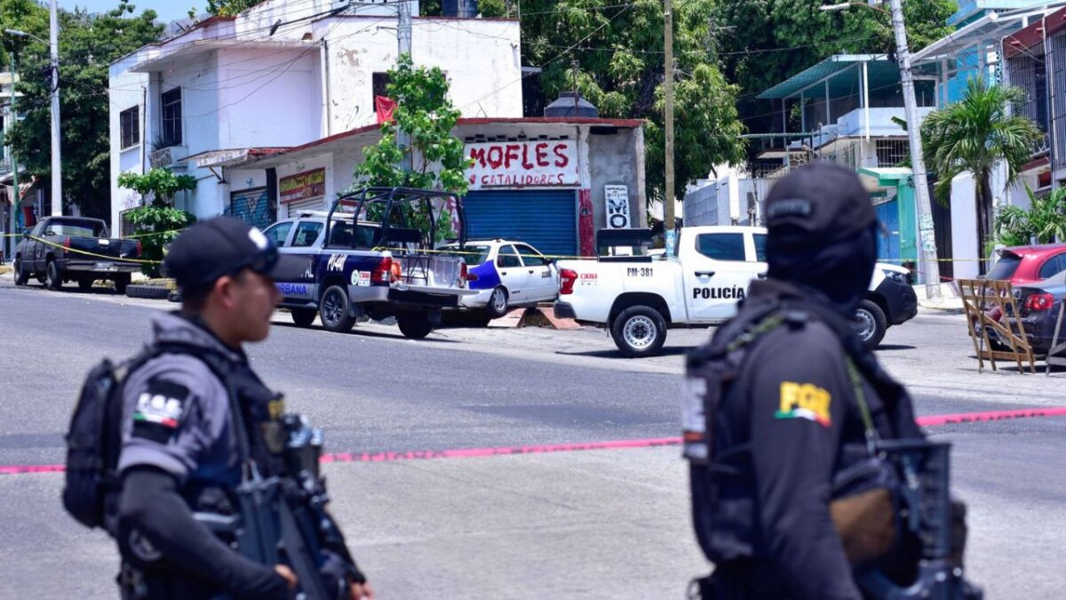 Civiles armados asesinaron a dos taxistas, en hechos alternos, en Acapulco; las autoridades indagan los hechos.
