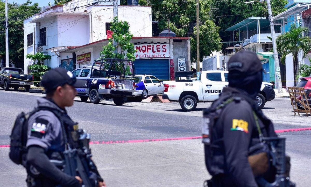 Civiles armados asesinaron a dos taxistas, en hechos alternos, en Acapulco; las autoridades indagan los hechos.