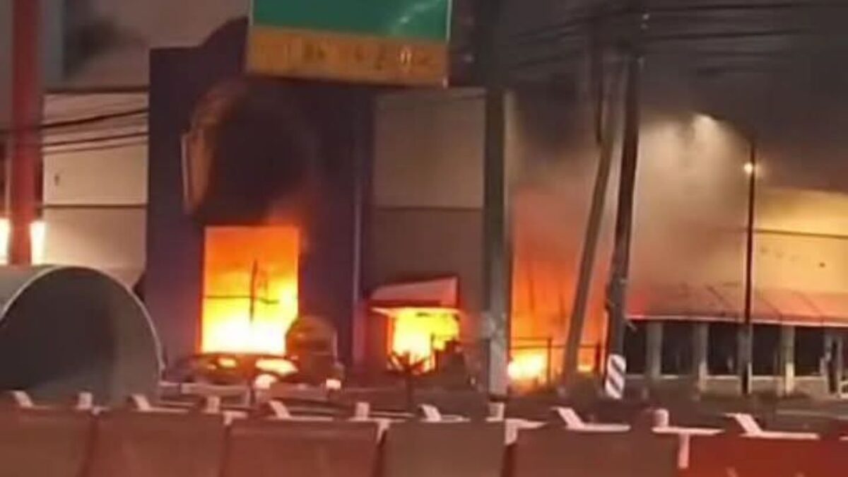 En los últimos días se registraron 5 ataques con bombas molotov, contra sucursales del El Pollo Loco, en Nuevo León.
