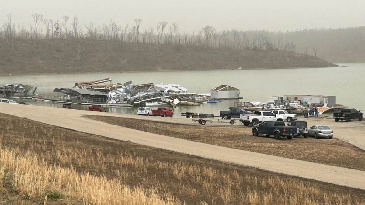 Al menos 42 personas perdieron la vida y cientos de edificios quedaron destruidos tras una serie de tornados, incendios forestales y tormentas de polvo que azotaron el centro y este de Estados Unidos.