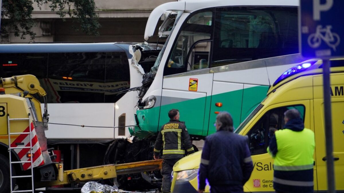 Un choque entre dos autobuses en Barcelona dejó 34 heridos.