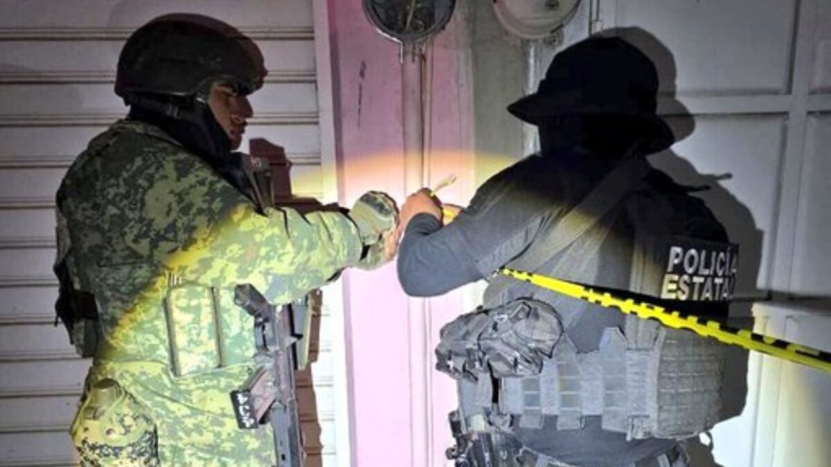 Elementos de la Fuerza Interinstitucional Regional resguardaron una finca en la que se aprecian armas de fuego al interior en Villa Hidalgo.