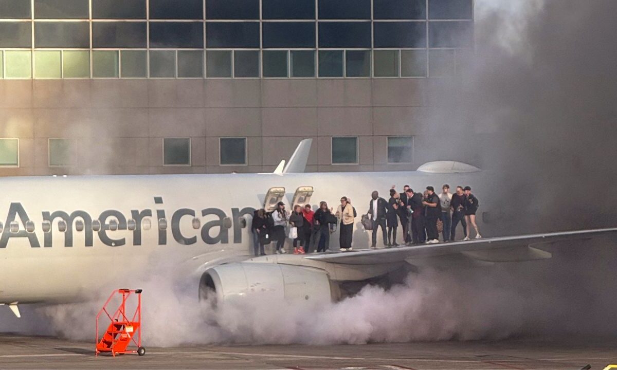 Un Boeing 737-800 de American Airlines se convirtió en escenario de una emergencia cuando una de sus turbinas estalló en llamas.