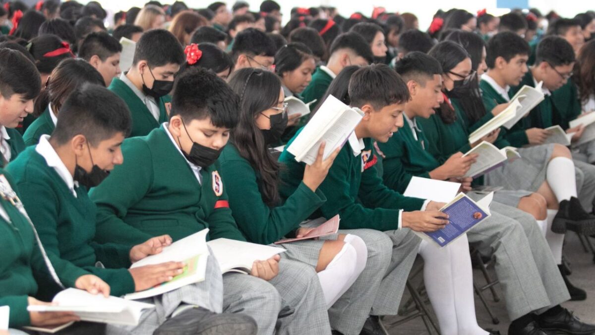 Descubre todos los detalles de la beca Chavos que Inspiran que ofrece el banco BBVA para estudiantes de secundaria en México.