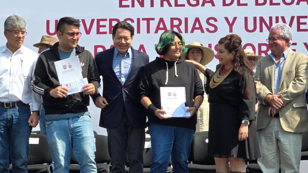 La jefa de Gobierno, Clara Brugada, encabezó la dispersión de 25 mil becas de transporte para universitarios capitalinos.