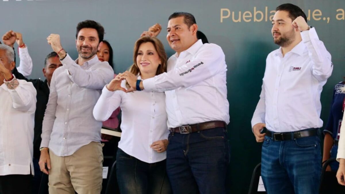 Distintas comunidades de poblanos fueron beneficiadas al recibir 238 certificados de obra que les entregó el Gobierno del estado, equivalente a 64 millones de pesos, en la primera de las asignaciones de recursos que se dará este año a los comités liderados por mujeres, destacó el gobernador de Puebla, Alejandro Armenta Mier.