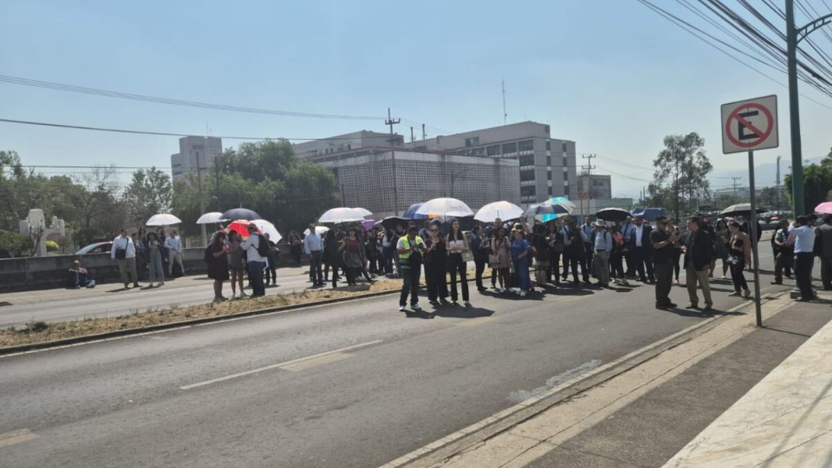 Tabajadores del INAI bloquean la Insurgentes Sur por falta de indemnización