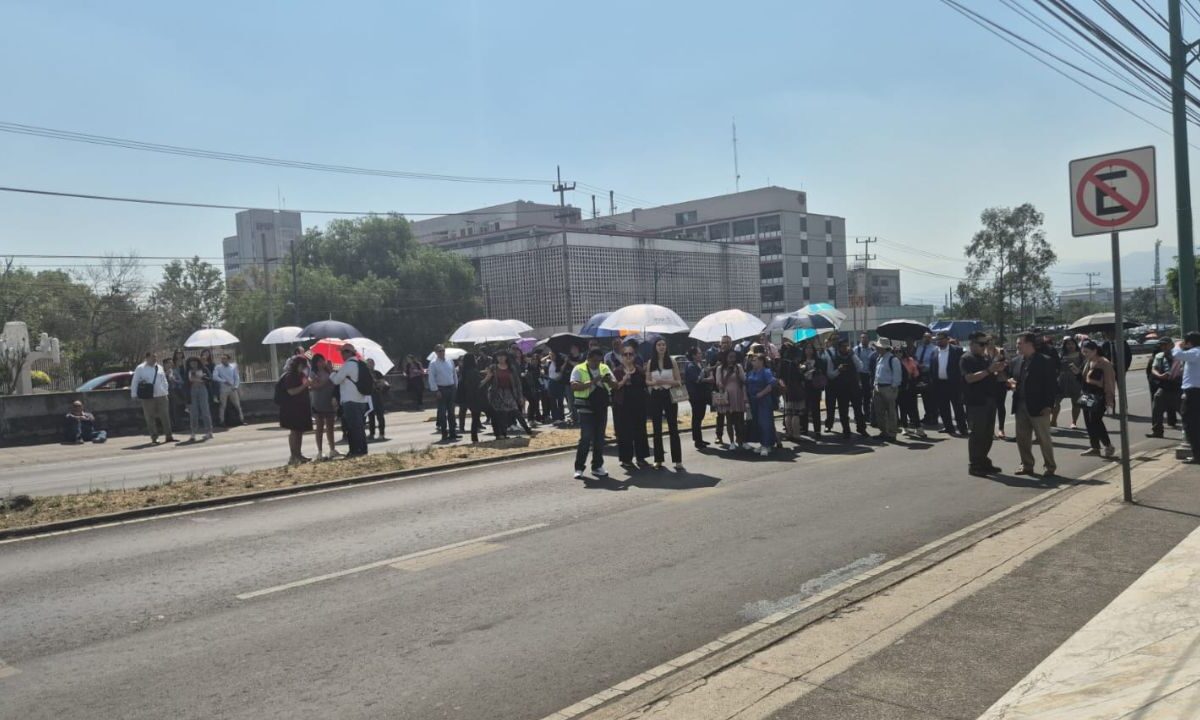 Tabajadores del INAI bloquean la Insurgentes Sur por falta de indemnización