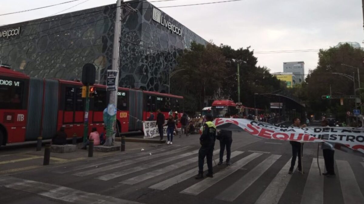 Por más de cuatro horas, el bloqueo de un grupo de manifestantes colapsó la circulación sobre avenida Insurgentes Sur, en ambos sentidos.