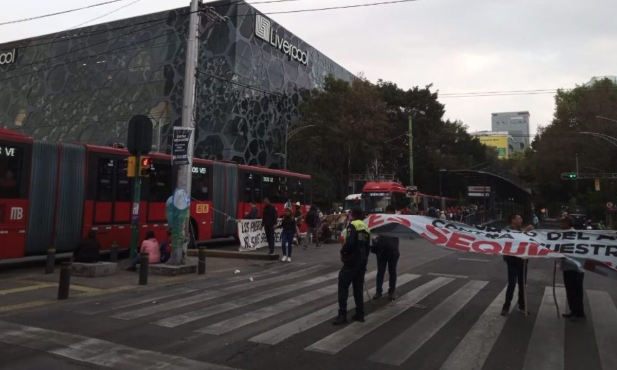 Por más de cuatro horas, el bloqueo de un grupo de manifestantes colapsó la circulación sobre avenida Insurgentes Sur, en ambos sentidos.