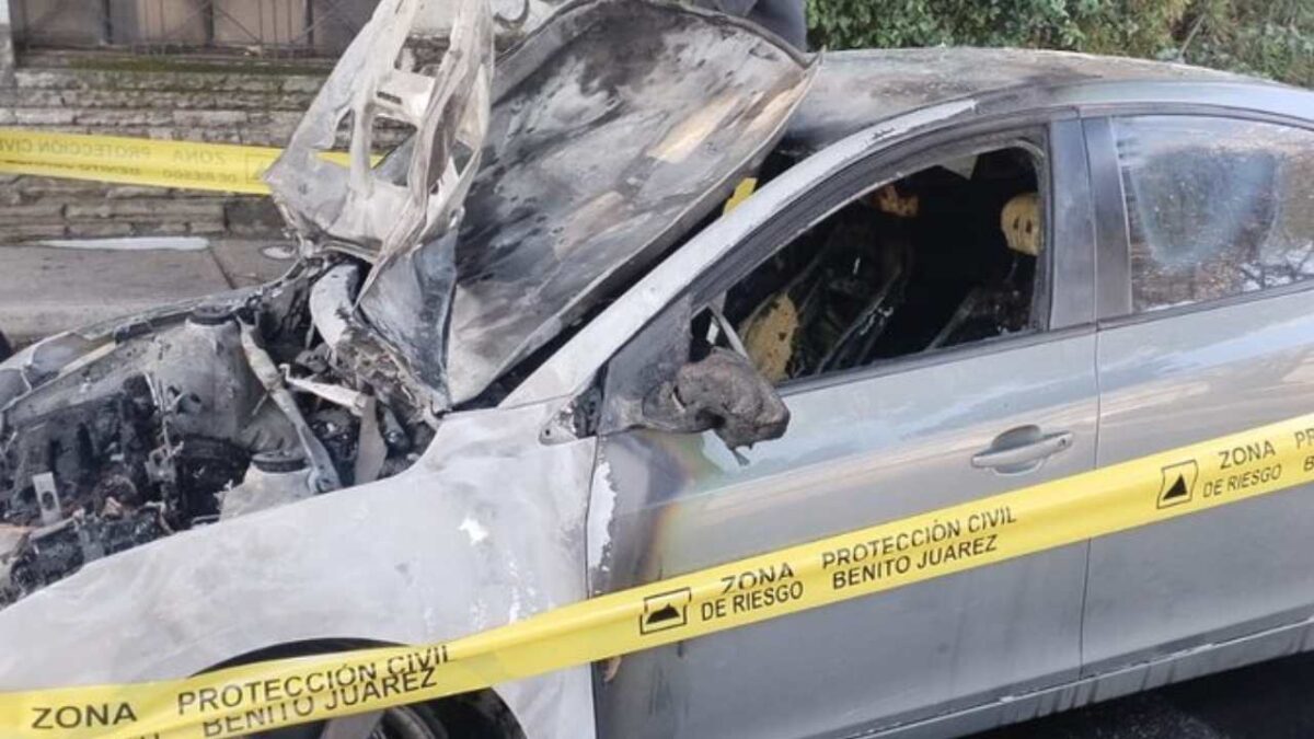 Bomberos capitalinos sofocan el incendio de un automóvil en una de las laterales de Viaducto Miguel Alemán.