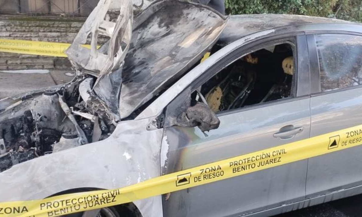 Bomberos capitalinos sofocan el incendio de un automóvil en una de las laterales de Viaducto Miguel Alemán.