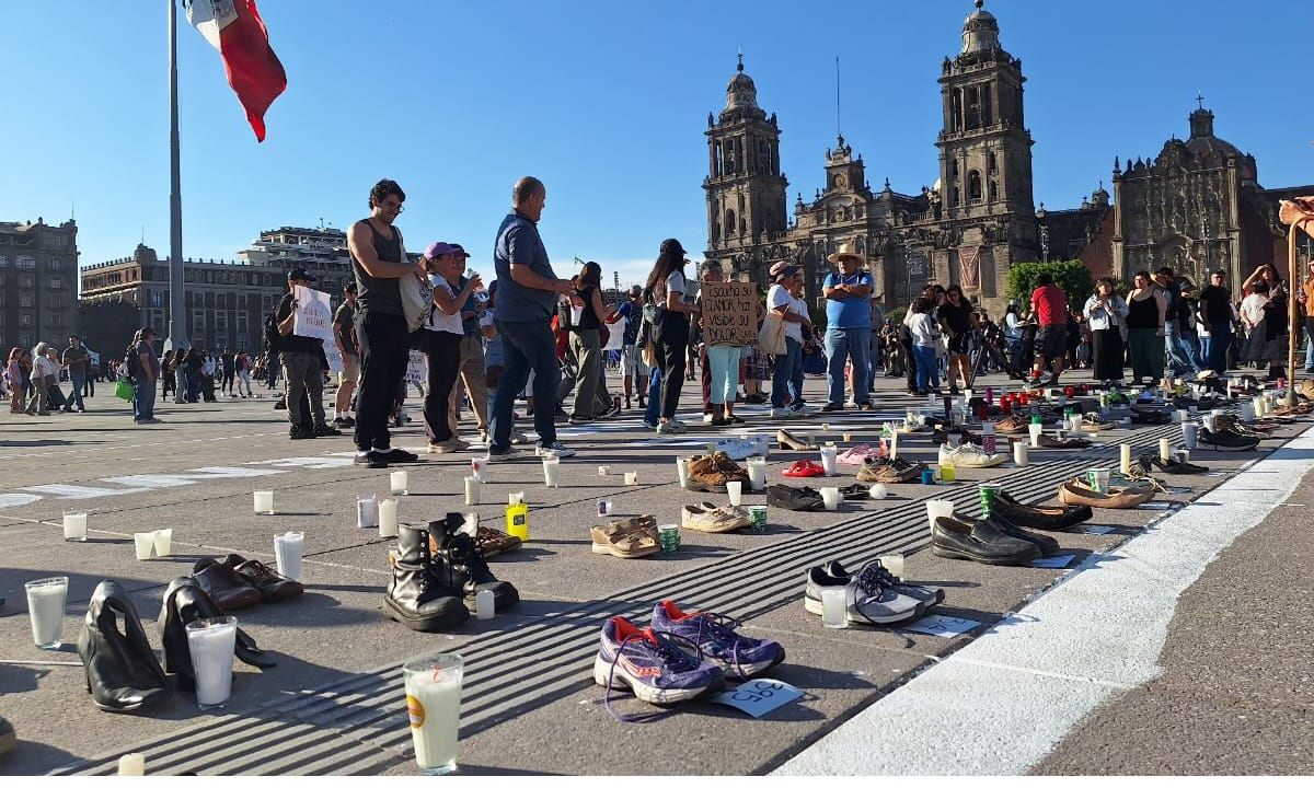 Con veladoras y zapatos colocados en la plancha del Zócalo, colectivos de familias buscadoras realizaron la Jornada de Luto Nacional.