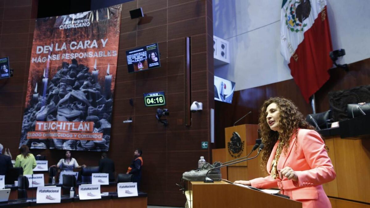 Las mantas en el Senado rezaban "Morena, den la cara y háganse responsables" y "Teuchitlán. 125 mil desaparecidos y contando".
