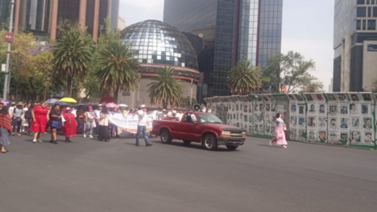 Arranque de semana con movilizaciones en la capital. Un grupo de manifestantes inició una marcha sobre carriles centrales de avenida Paseo de la Reforma, rumbo al Zócalo de la Ciudad de México.