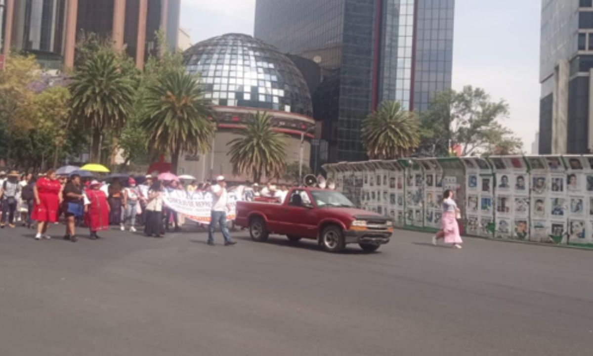 Arranque de semana con movilizaciones en la capital. Un grupo de manifestantes inició una marcha sobre carriles centrales de avenida Paseo de la Reforma, rumbo al Zócalo de la Ciudad de México.