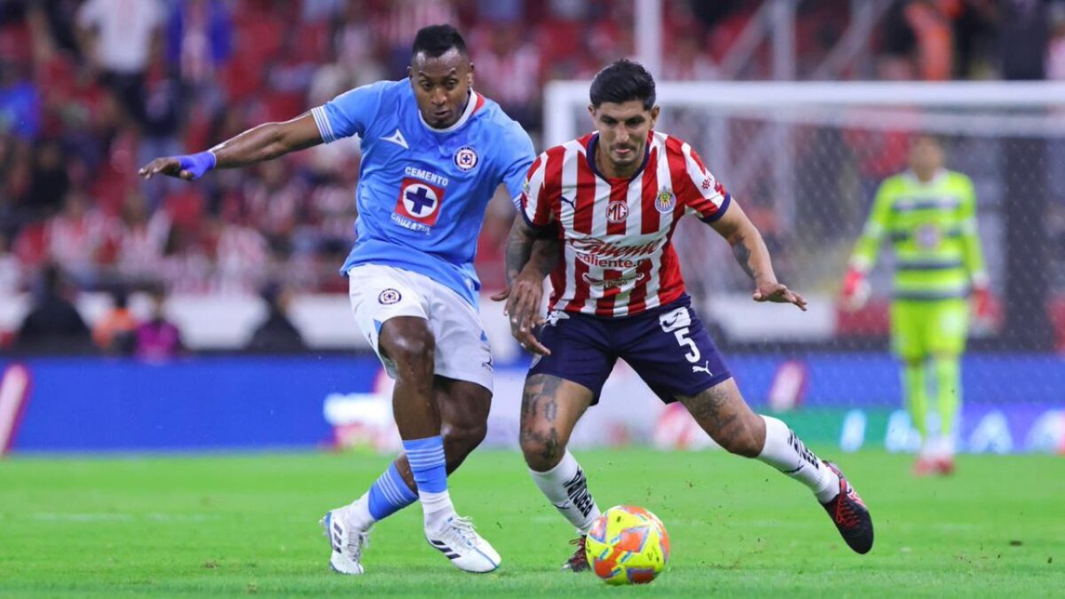Cruz Azul con apenas un gol de ventaja le ganó a las Chivas de Guadalajara, en medio de la polémica por el cambio de sede al Jalisco.