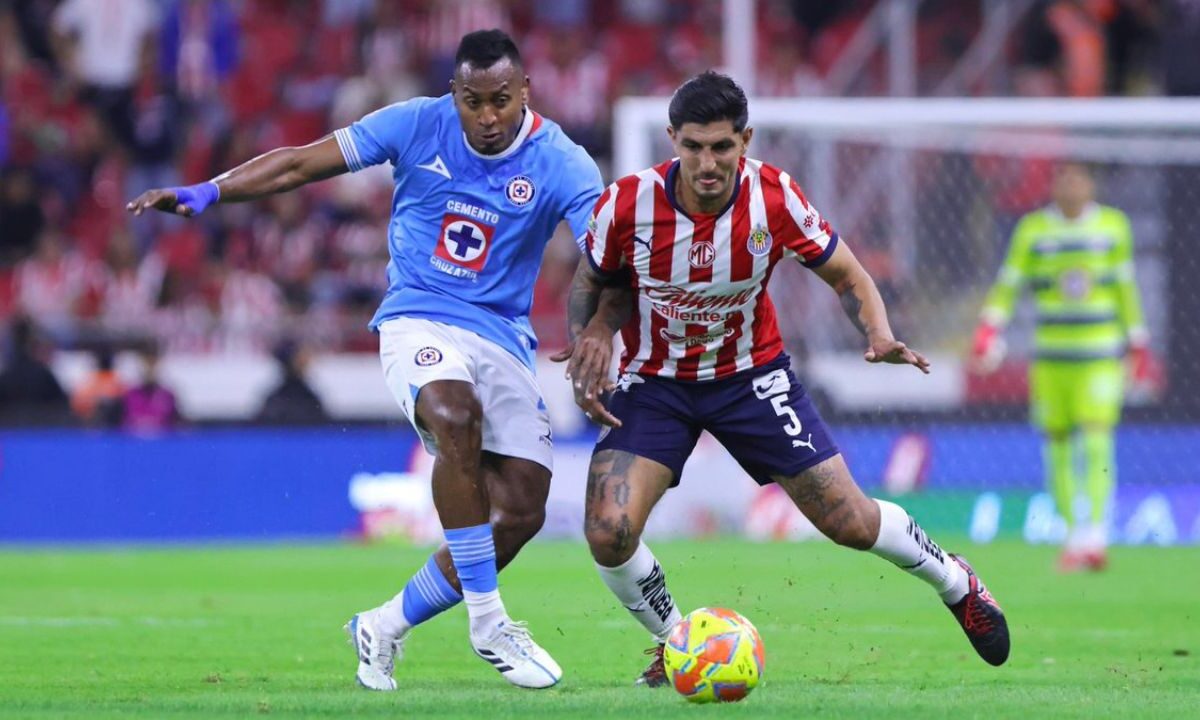 Cruz Azul con apenas un gol de ventaja le ganó a las Chivas de Guadalajara, en medio de la polémica por el cambio de sede al Jalisco.