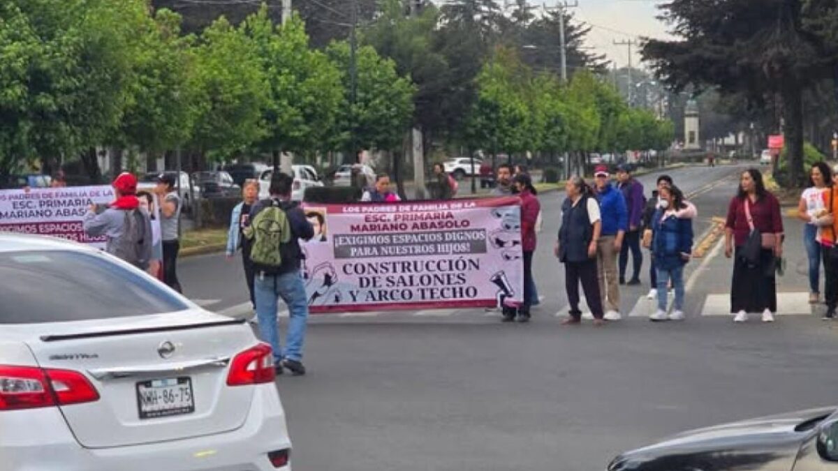 Padres de familia exigen mejoras en plantel primaria en el Edomex