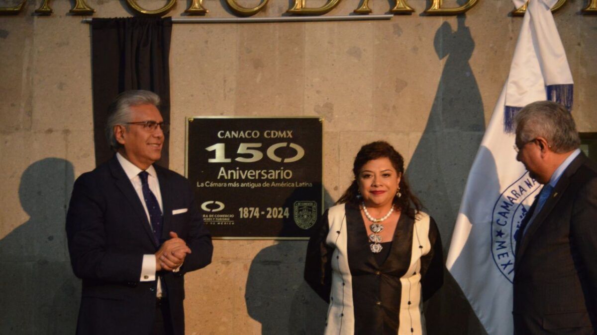 Clara Brugada y miembros de su gabinete develan placa conmemorativa por 150 años de Canaco a puerta cerrada.