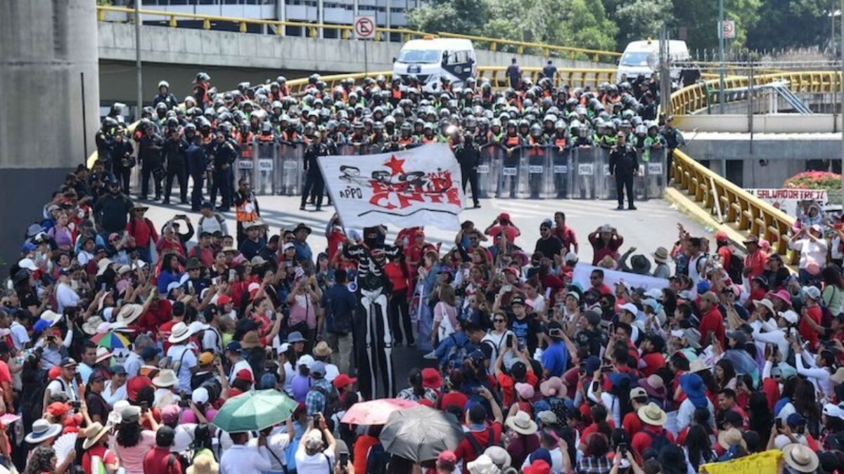 Alrededor de 7 mil profesores de la CNTE bloquean aeropuerto