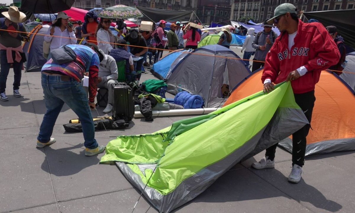 Manifestantes de la CNTE levantan el plantón en el Zócalo de la CDMX.