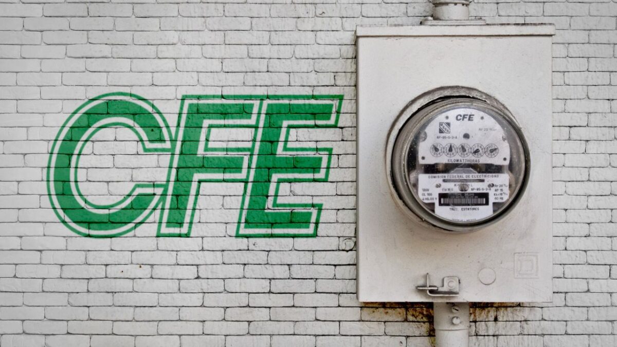 Claudia Sheinbaum firmó las leyes secundarias de la Ley Energética, la cual indica que Pemex y CFE serán empresas públicas del Estado.