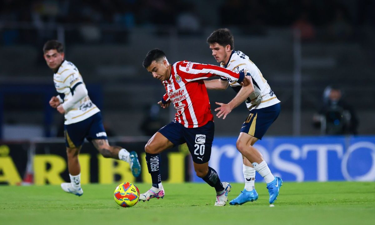 Las Chivas anotaron en tiempo de compensación el único gol que les otorgó los tres puntos en el duelo ante Pumas en Ciudad Universitaria.