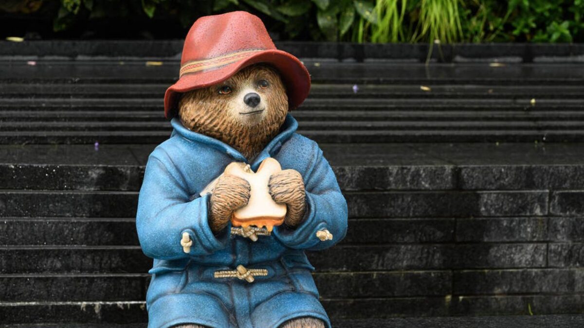 Dos hombres fueron condenados en Inglaterra a 12 meses de trabajo comunitario por dañar, ebrios, una estatua del famoso oso Paddington.
