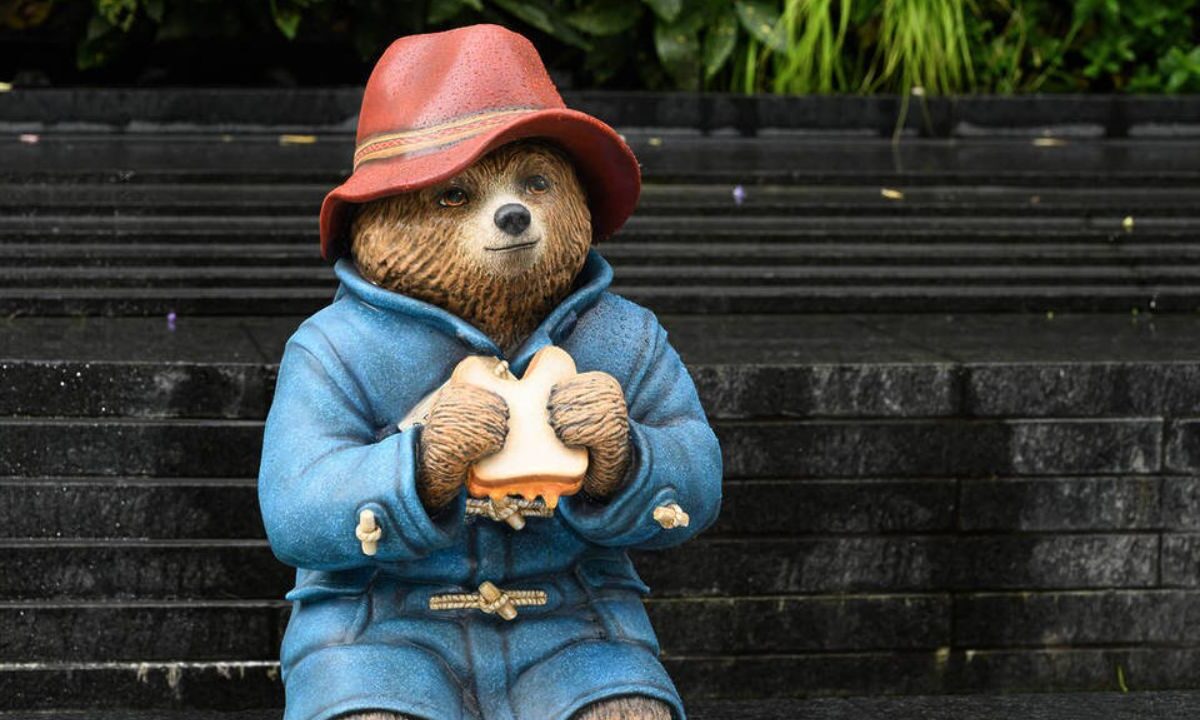 Dos hombres fueron condenados en Inglaterra a 12 meses de trabajo comunitario por dañar, ebrios, una estatua del famoso oso Paddington.