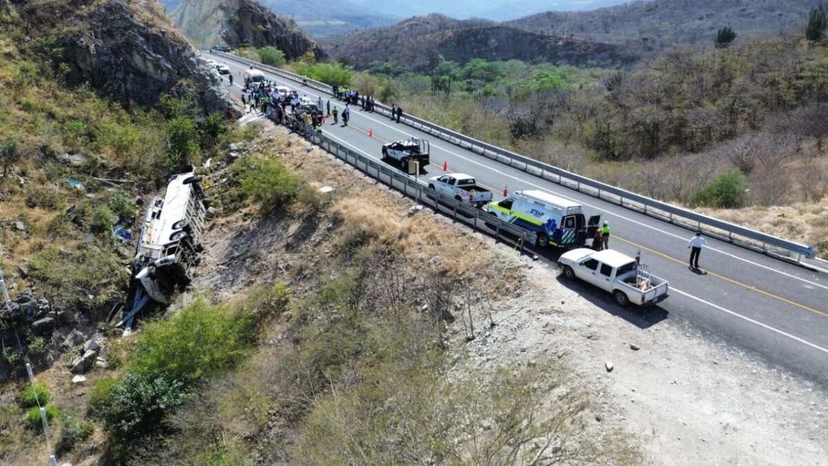 La Fiscalía local aseguró que el conductor perdió el control de autobús durante el accidente en la autopista Mitla-Tehuantepec, Oaxaca.