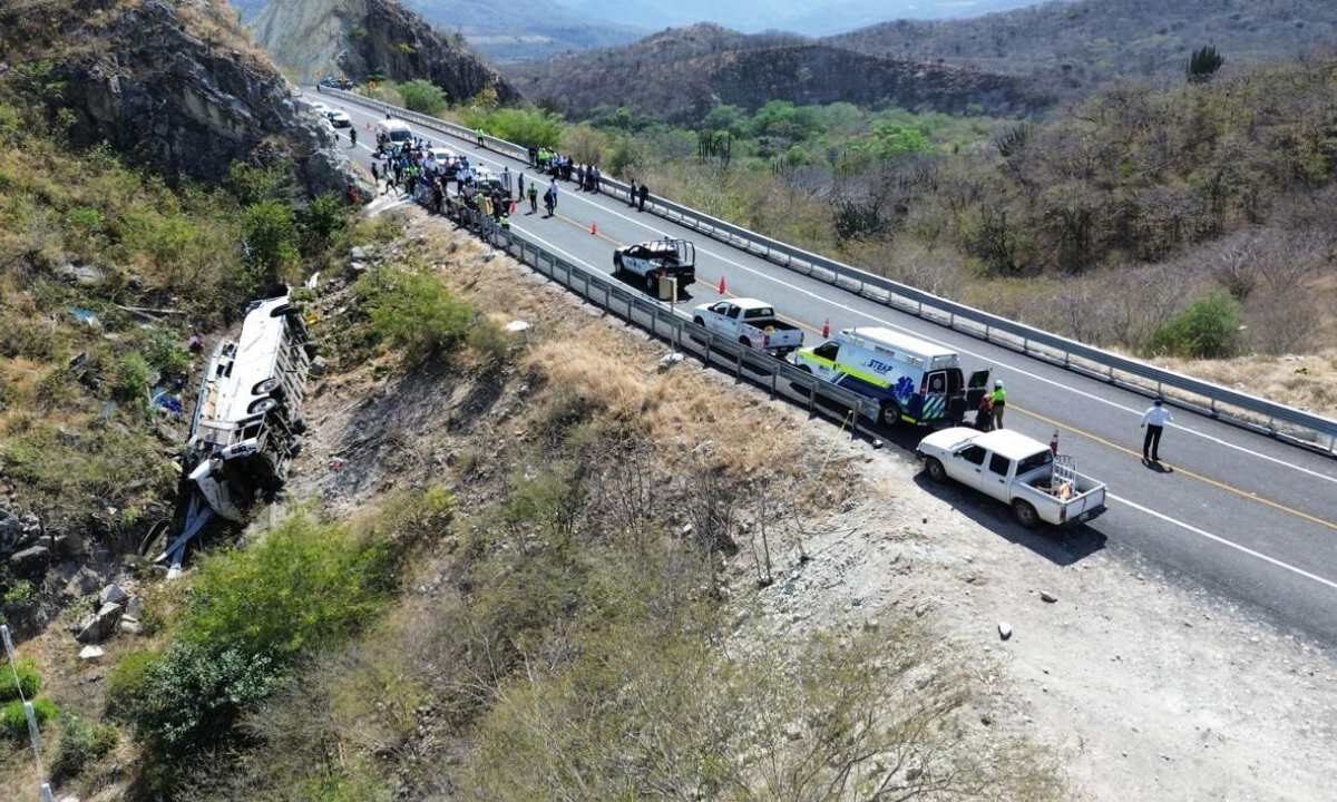 La Fiscalía local aseguró que el conductor perdió el control de autobús durante el accidente en la autopista Mitla-Tehuantepec, Oaxaca.
