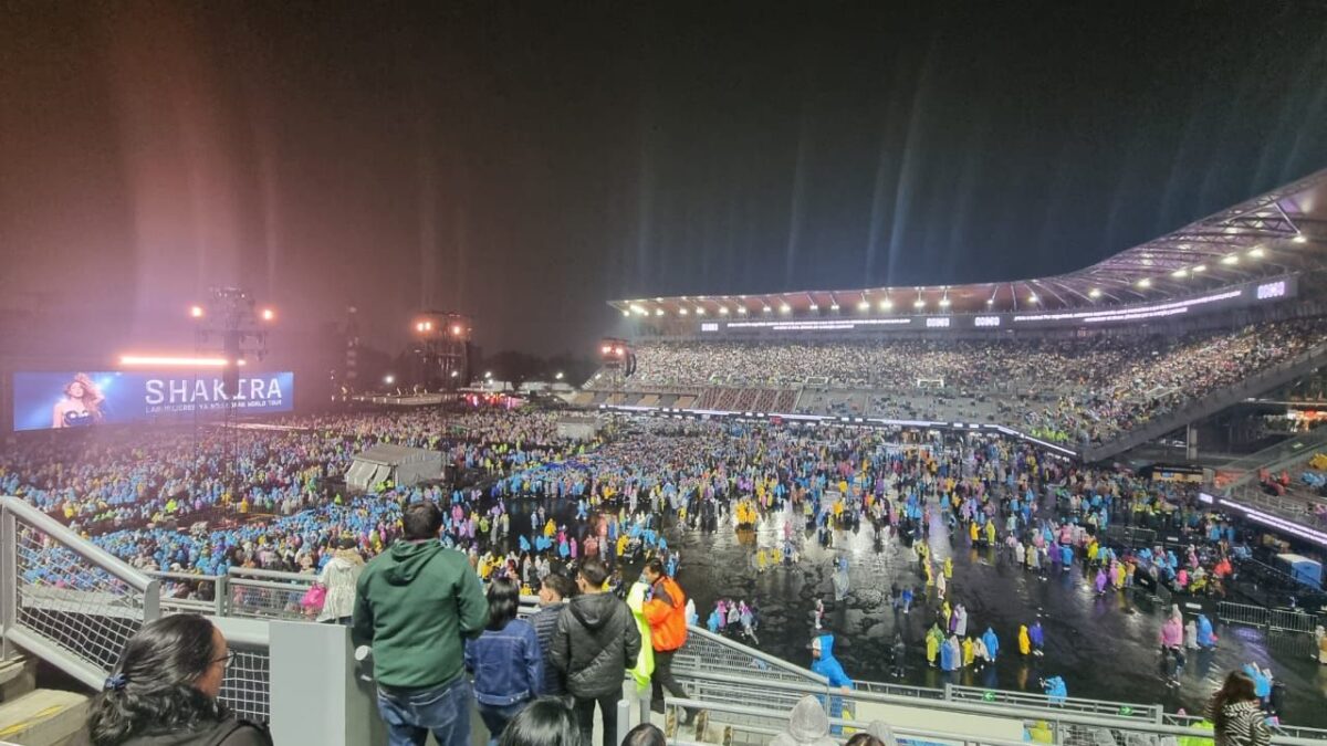 La incesante lluvia y el tráfico pesado merman la experiencia de los fans en el cuarto concierto de Shakira en el Estadio GNP Seguros.