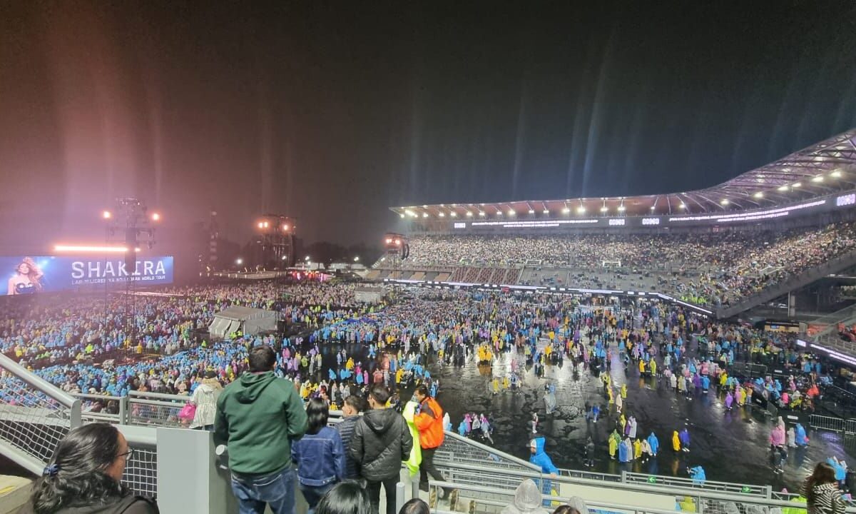 La incesante lluvia y el tráfico pesado merman la experiencia de los fans en el cuarto concierto de Shakira en el Estadio GNP Seguros.