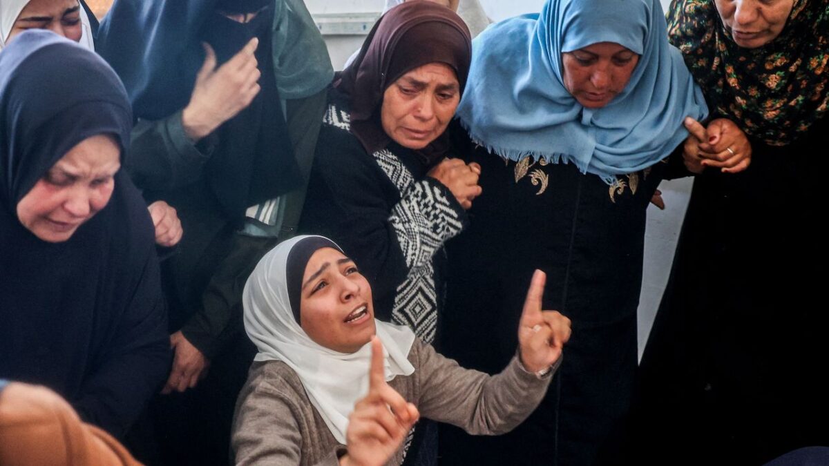 Cuatro personas murieron el martes durante un ataque aéreo israelí en Ciudad de Gaza, informó la Defensa Civil del territorio palestino.