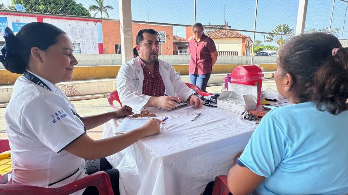 Refuerzan salud de habitantes de Palizada con “Salud en tu Barrio”.