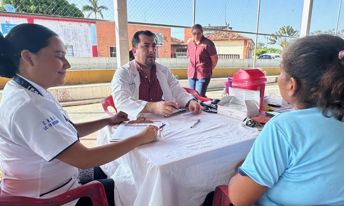 Refuerzan salud de habitantes de Palizada con “Salud en tu Barrio”.