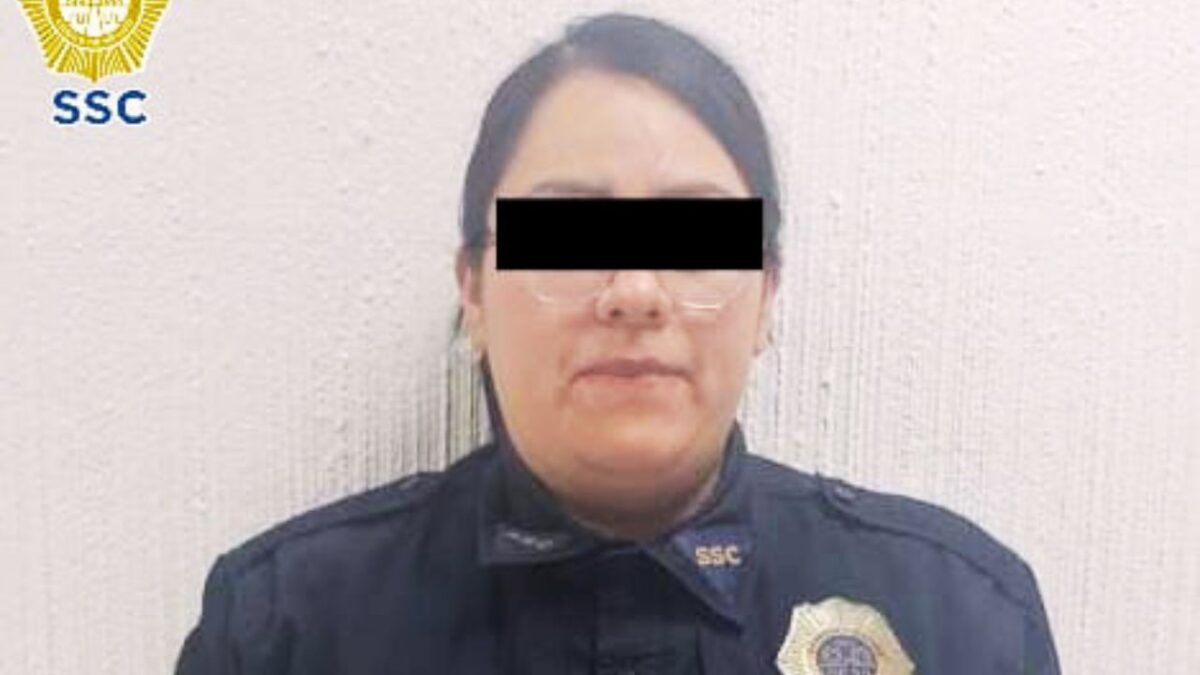 Elementos de la SSC detuvieron a una mujer por hacerse pasar como elemento de esa secretaría en una riña ocurrida en Paseo de la Reforma.