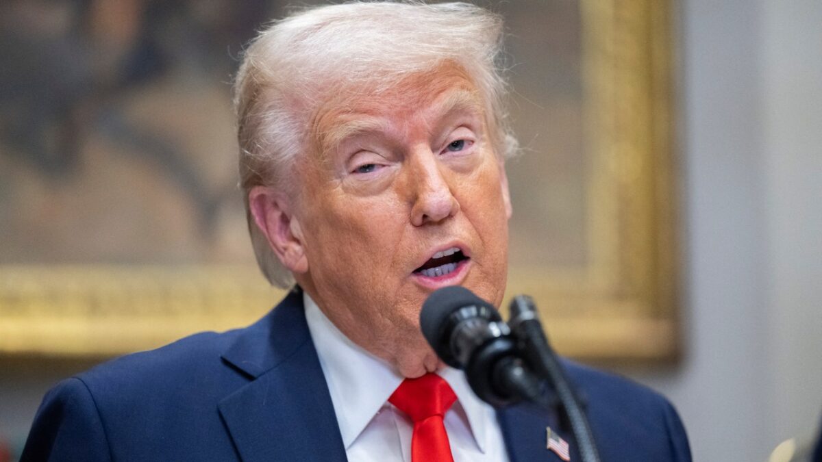 El presidente de Estados Unidos, Donald Trump, cumplió su promesa de "proteger la industria automotriz" local al anunciar un aranceles del 25% a todos los vehículos importados que no sean fabricados en territorio estadounidense. La medida, que entrará en vigor el próximo 2 de abril, busca —según el mandatario— impulsar el "tremendo crecimiento" del sector.