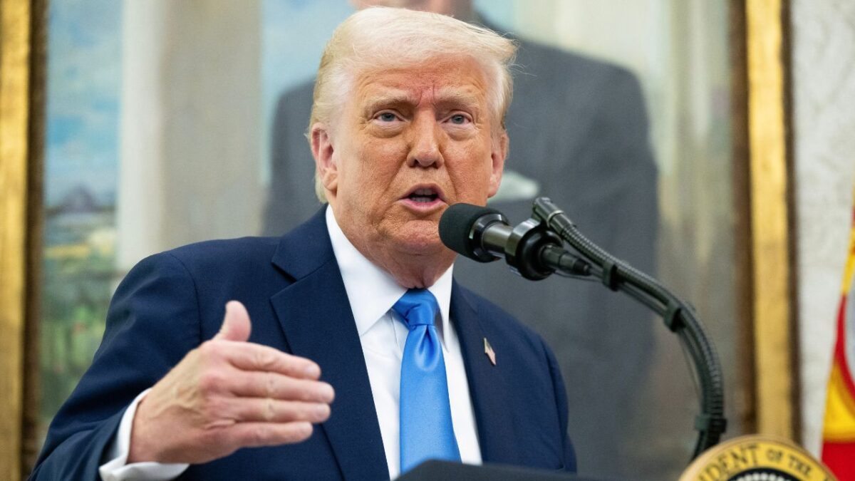 El presidente de Estados Unidos, Donald Trump, sugirió nuevamente que podría optar por un tercer periodo de gobierno, lo que constituye un desafío a la norma constitucional que limita a dos los mandatos, indicó este domingo la cadena de televisión NBC.