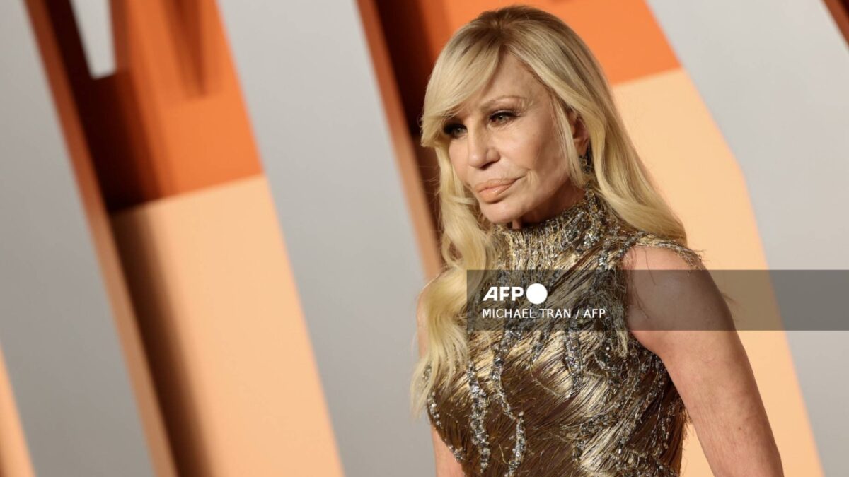 Donatella Versace sale de la dirección de Versace
