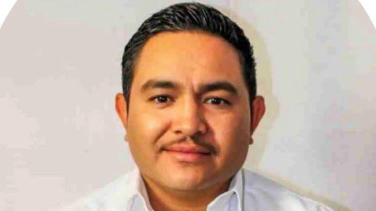 Se informó que el primer regidor del ayuntamiento de Ocuilan, Alejo Cedillo, cuándo circulaba en su camioneta a unos metros de la presidencia municipal.