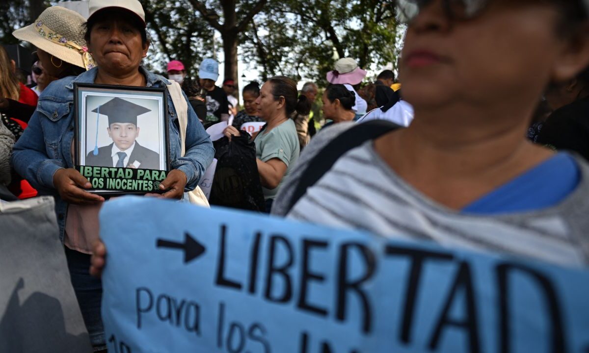 Protestas de padres exigen la liberación de hijos encarcelados sin pruebas, mostrando el lado humano de la política de mano dura de Bukele.
