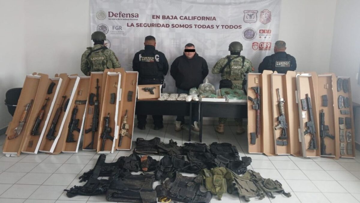 En Baja California, cae hombre con arsenal y más de mil mdp en drogas