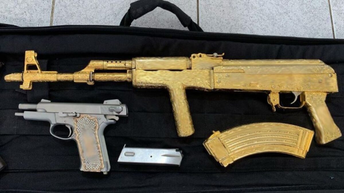 En Sinaloa aseguran arsenales, artefactos explosivos y un fusil bañado en oro