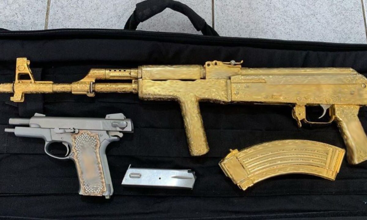 En Sinaloa aseguran arsenales, artefactos explosivos y un fusil bañado en oro