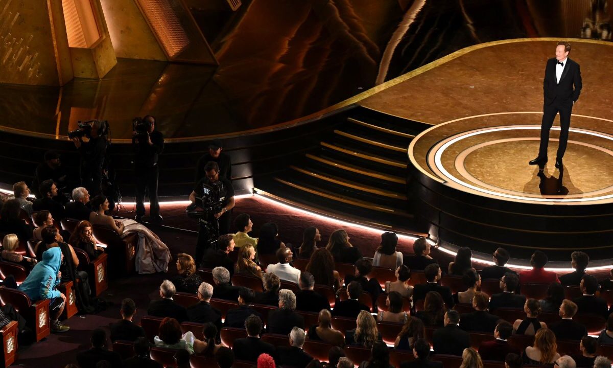 La ceremonia 97 de los Premios Oscar inicia en el Dolby Theatre bajo la conducción de Conan O'Brian.
